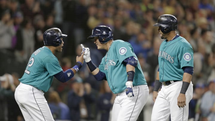 Lee's 2 home runs lead M's past Rangers 7-5
