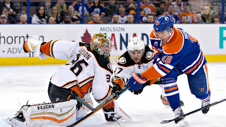 Gibson makes 27 saves, Ducks beat Oilers 2-1