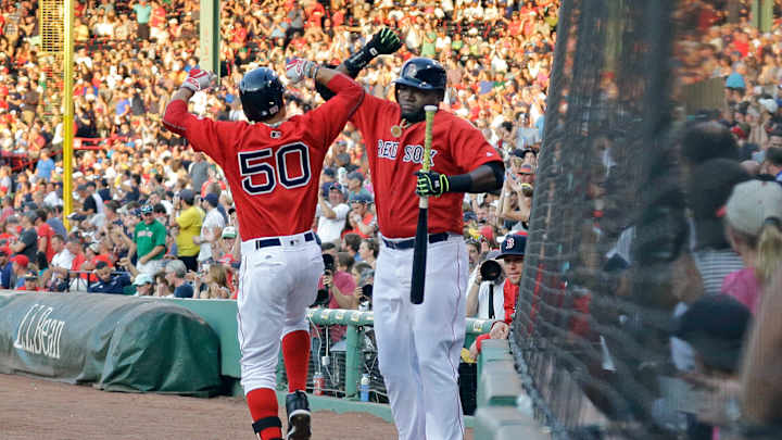 Mookie Betts leaves game with sore right knee