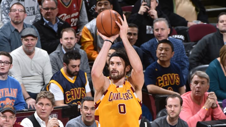 Cavs' Kevin Love re-injures left shoulder against Lakers