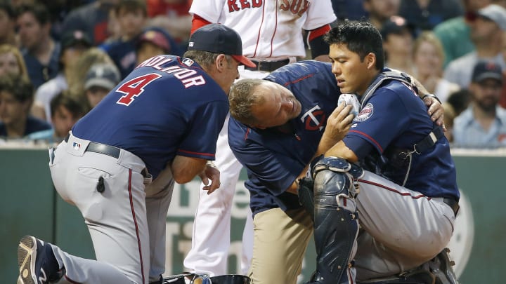 Twins C Kurt Suzuki leaves after taking foul off mask