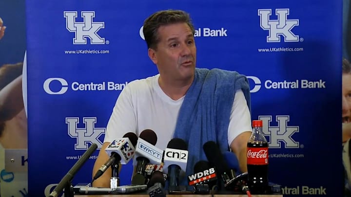 Columnist rips John Calipari for wearing jeans, he responds by showing up in workout attire