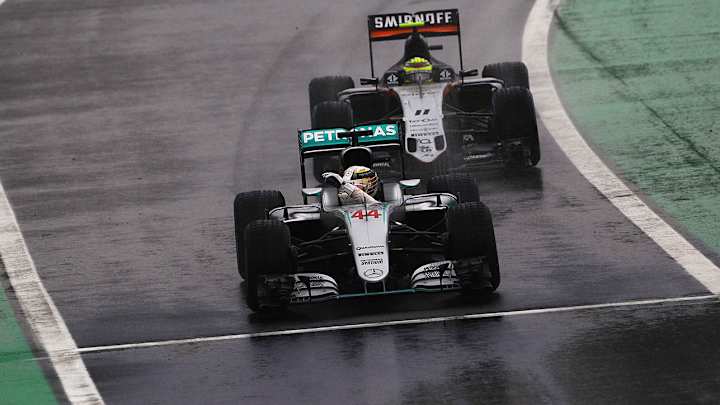 Hamilton wins in rain, forces title showdown with Rosberg