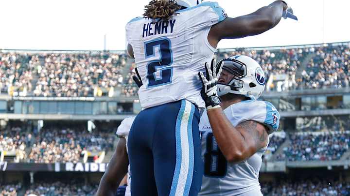 Mariota, Carr both sharp in Titans' 27-14 win over Raiders