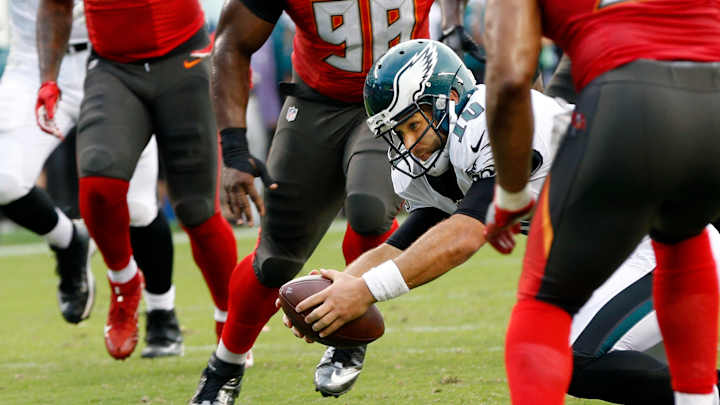 Eagles score quickly, hold off Buccaneers 17-9 in opener