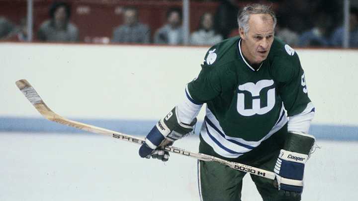 5 crazy facts about Gordie Howe’s remarkable 32-year career
