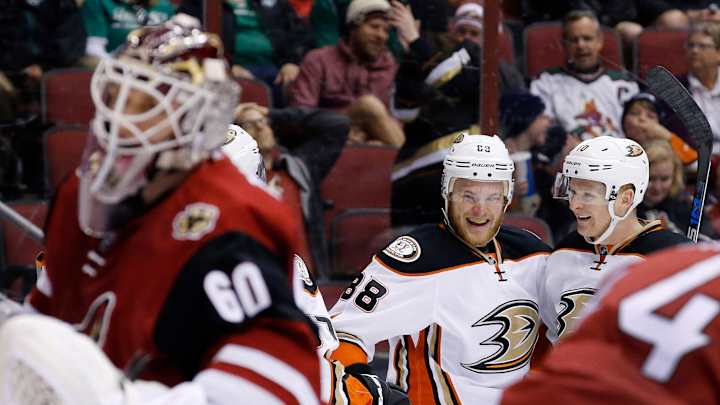 Ducks rout Coyotes 5-1, tie team mark with 10th straight win