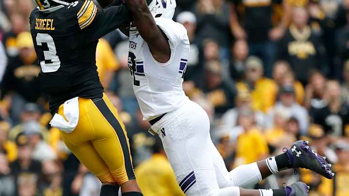 Iowa's struggling receivers crippling Hawkeyes offense Iowa's struggling receivers crippling Hawkeyes offense