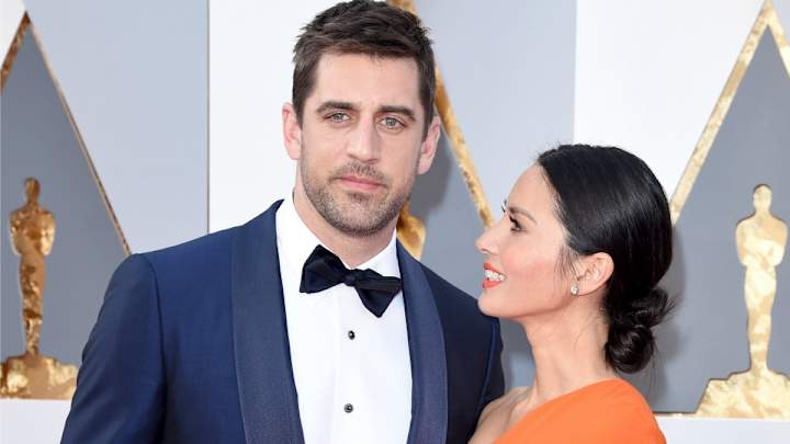 Aaron Rodgers bought some cookies, videobombed Common at the Oscars Aaron Rodgers bought some cookies, videobombed Common at the Oscars