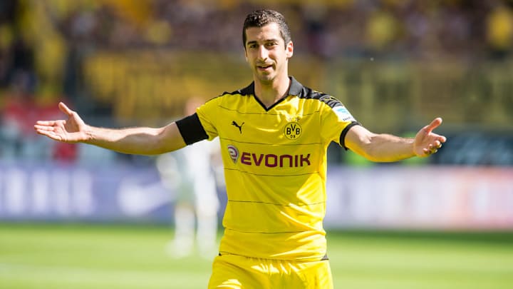 Manchester United signs Henrikh Mkhitaryan to four-year deal Manchester United signs Henrikh Mkhitaryan to four-year deal