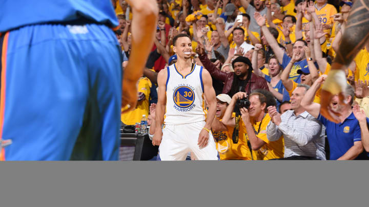 Curry dazzles again, Warriors even series with Thunder 1-1