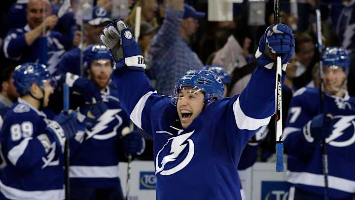Johnson scores twice, Lightning beat Red Wings 5-2