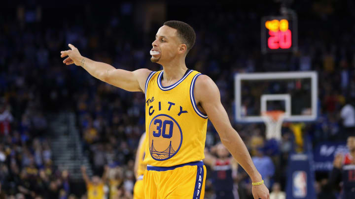 Curry, Warriors move a victory closer to season wins record