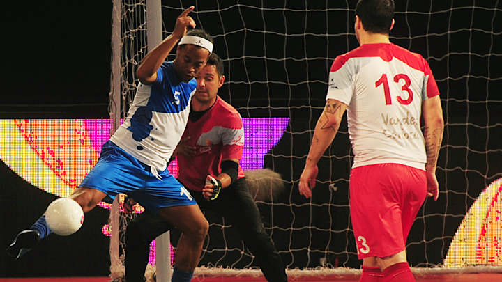 Using Ronaldinho’s emojis to react to his dominant futsal performance