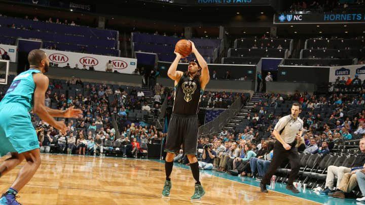 Middleton helps Bucks beat Hornets 105-92 Middleton helps Bucks beat Hornets 105-92