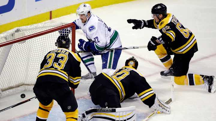 Sedin sets Canucks' career goals mark in 4-2 win over Bruins