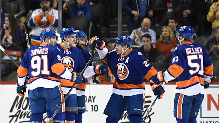 Tavares caps Islanders' 3-goal 2nd in 5-2 win over Lightning