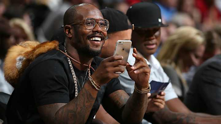 Von Miller missed 840 texts with his phone on airplane mode