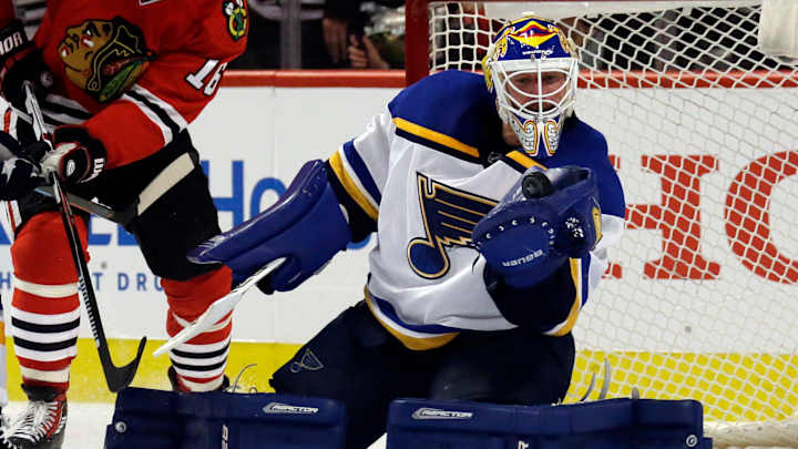Blues rally for 3-2 win over Blackhawks in Game 3