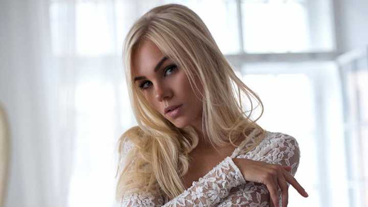 Weekend Hot Clicks: Dasha Snowy; College football coaching carousel