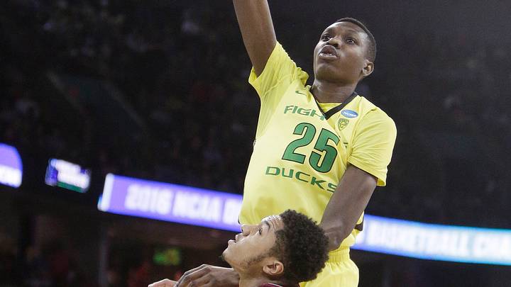 Brooks rallies top-seed Oregon past St. Joseph's 69-64