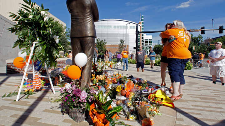 Fans tell favorite Pat Summitt stories at candlelight vigil Fans tell favorite Pat Summitt stories at candlelight vigil