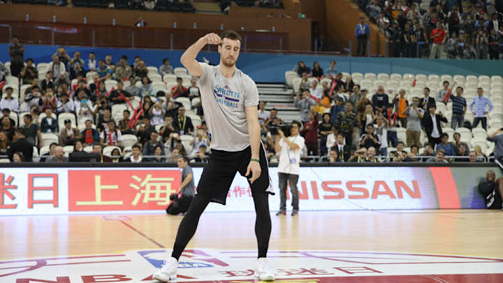 Frank Kaminsky challenged Kristaps Porzingis to a dance-off