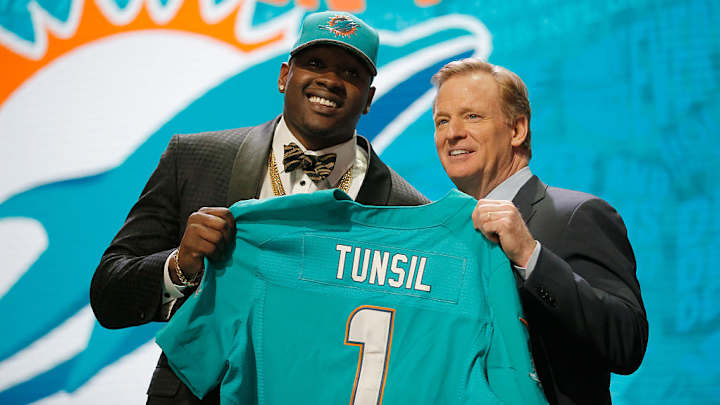 Dolphins’ Laremy Tunsil holds press conference after allergic reaction Dolphins’ Laremy Tunsil holds press conference after allergic reaction