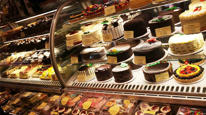 Five-star recruit uses cakes as misdirection at signing Five-star recruit uses cakes as misdirection at signing