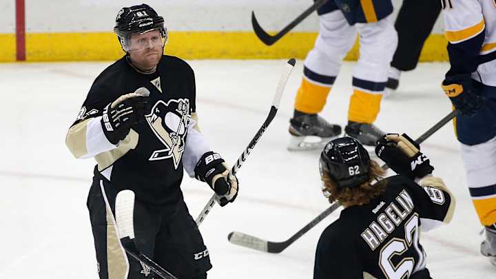 Kessel scores twice, Penguins topple Predators 5-2