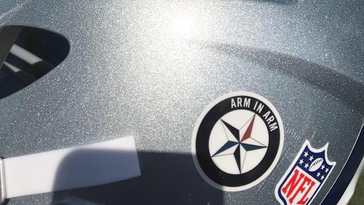 Cowboys pay tribute to Dallas police before start of camp