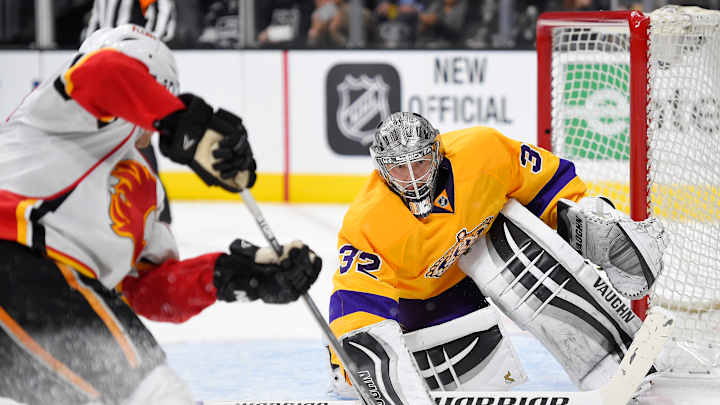 Anze Kopitar's go-ahead goal helps Kings beat Flames 2-1