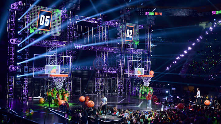 Steph Curry cooks Klay Thompson in oversized three-point shootout