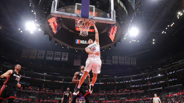 Clippers win 10th straight, beat Heat 104-90 without Jordan