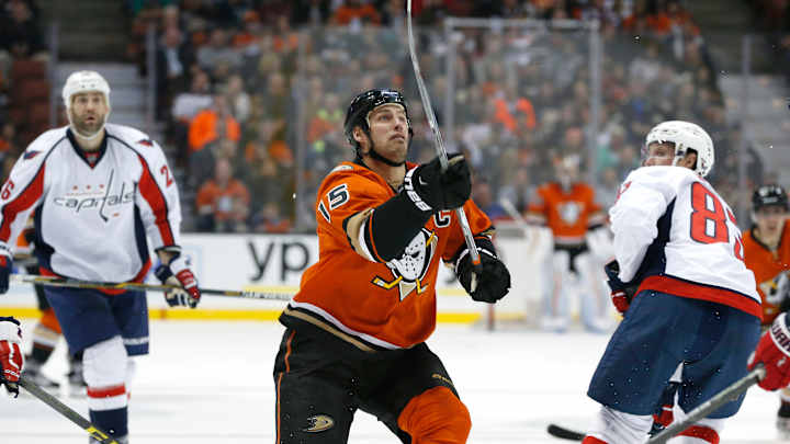 Caps end Ducks' 11-game win streak with 2-1 shootout win