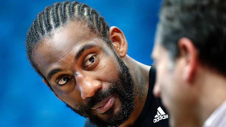 Amar'e Stoudemire was kind enough to offer his glasses to a bad ref Amar'e Stoudemire was kind enough to offer his glasses to a bad ref