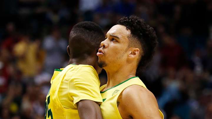 No. 8 Oregon holds on for 95-89 OT win over No. 15 Arizona