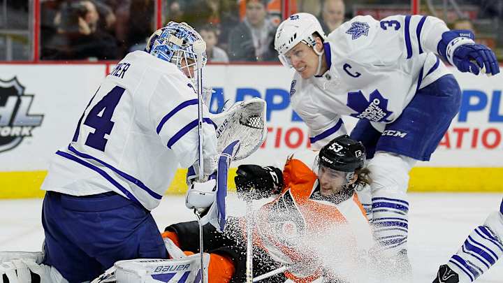 Matt Hunwick scores late to lead Toronto past Flyers, 3-2 Matt Hunwick scores late to lead Toronto past Flyers, 3-2