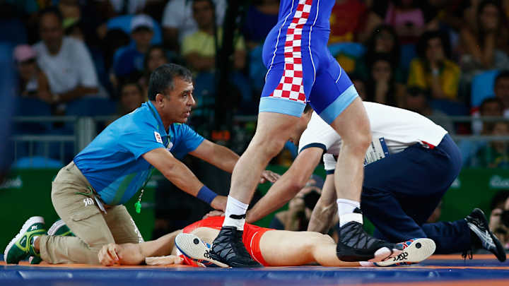 Russian wrestler wins gold after being choked unconscious in semifinals
