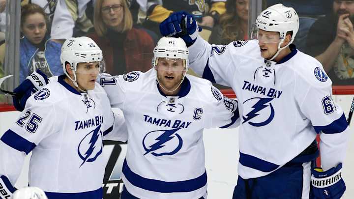 Stamkos scores 300th goal, Lightning top Penguins 4-2