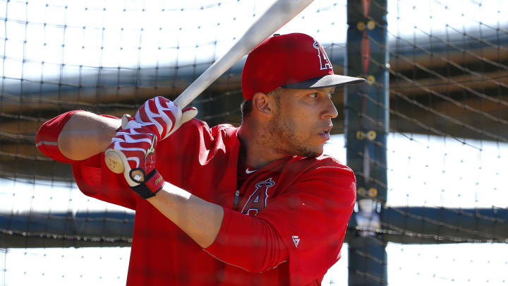 Angels hope to be dazzled by glove of new shortstop Simmons