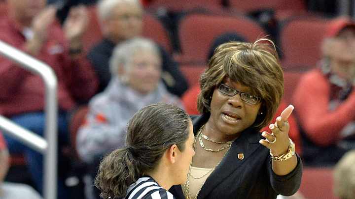 As Loyola investigates, Swoopes says she did nothing wrong As Loyola investigates, Swoopes says she did nothing wrong