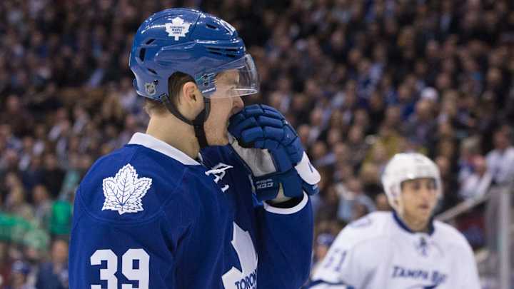 Johnson has 2 goals, Lightning top Leafs to win 7th straight