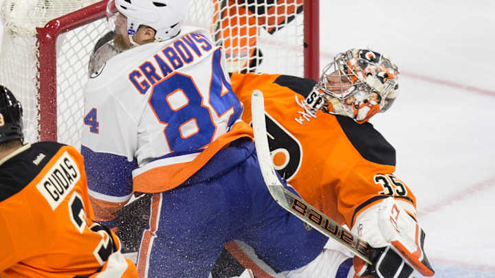 Mason stops 20 shots in Flyers' 4-0 win over Islanders