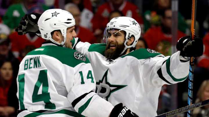 Eaves gets hat trick as Stars beat Blackhawks 4-2