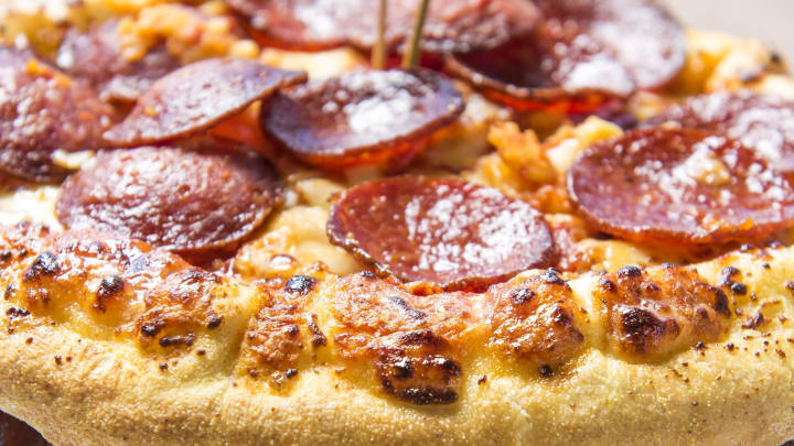 Braves offering 'Burgerizza' for final year at Turner Field