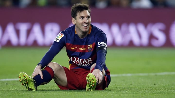 Barcelona star Lionel Messi gives jersey to Warriors’ Steph Curry