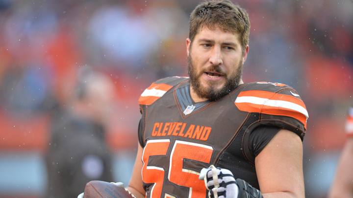 AP Source: Browns' Mack voids contract, becomes free agent