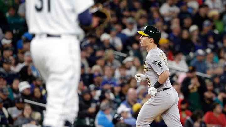 Coghlan's homer in 9th gives Oakland a 3-2 win over Seattle