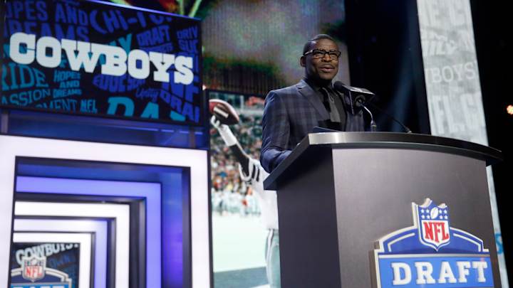 Column: Cowboys gamble on a bad knee instead of a bad actor Column: Cowboys gamble on a bad knee instead of a bad actor